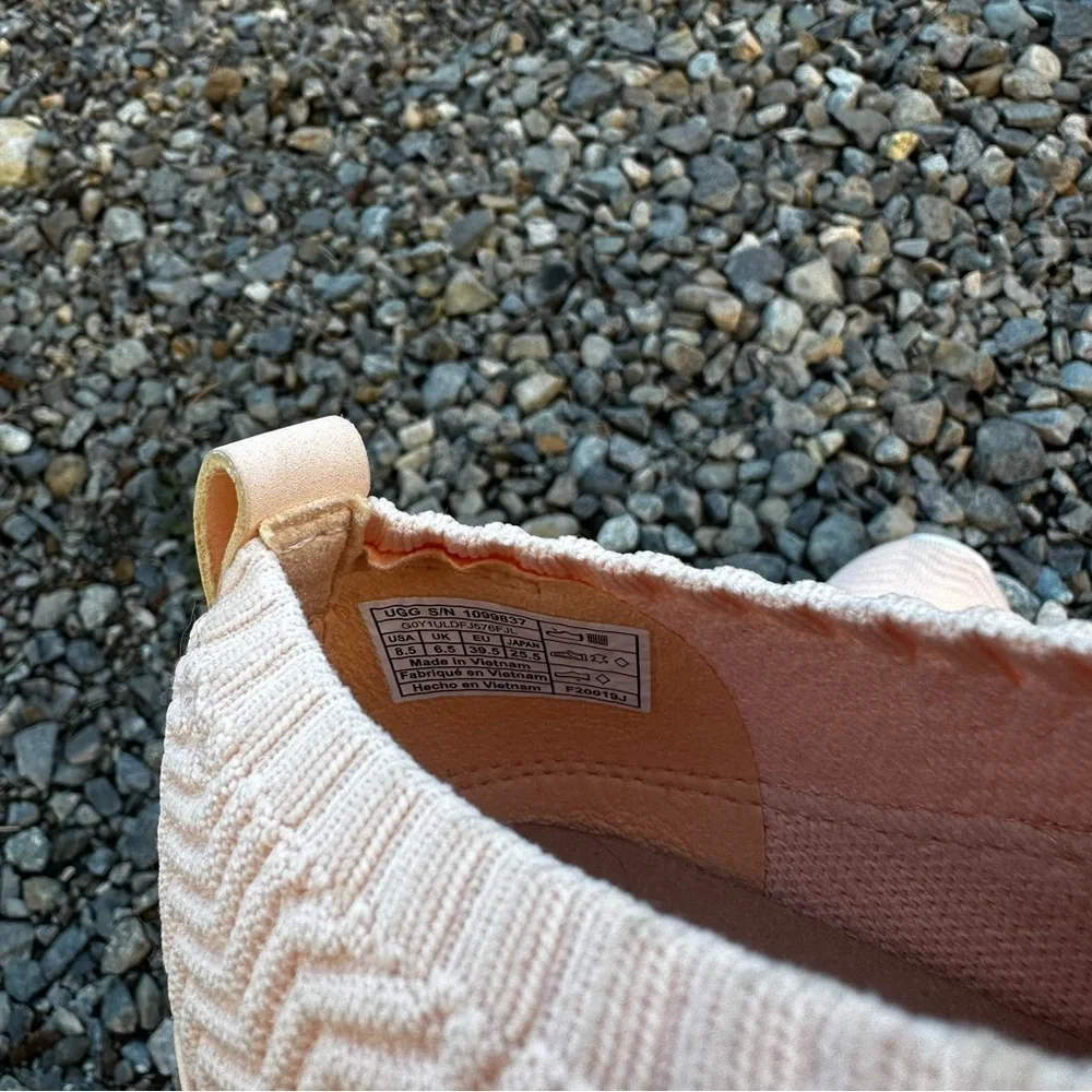 UGG Willows Casual Everyday Sneakers Peach Orange Size 8.5 Women’s Knit Upper